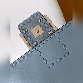Fendi BAGUETTE Классическая сумка сред