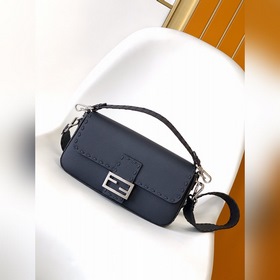 Fendi BAGUETTE Классическая сумка сред