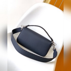 Fendi BAGUETTE Классическая сумка сред