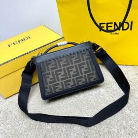 Культовая сумка Peekaboo ISeeU XCross,