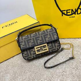 Культовая сумка Fendi Baguette среднег