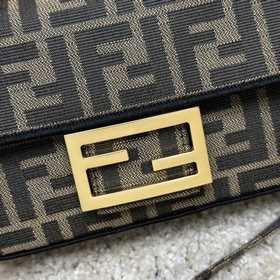 Культовая сумка Fendi Baguette среднег