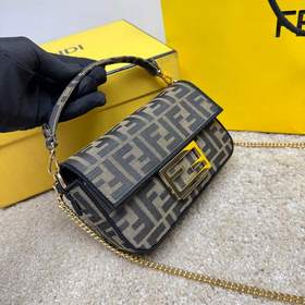 Культовая сумка Fendi Baguette среднег
