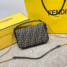 Культовая сумка Fendi Baguette среднег