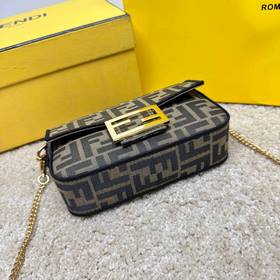 Культовая сумка Fendi Baguette среднег