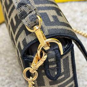 Культовая сумка Fendi Baguette среднег