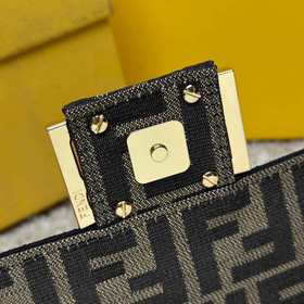 Культовая сумка Fendi Baguette среднег