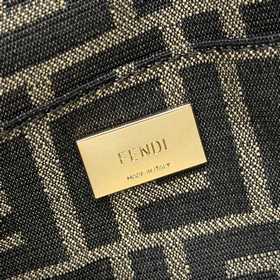 Культовая сумка Fendi Baguette среднег