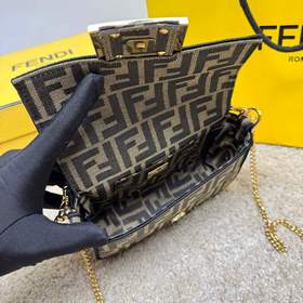 Культовая сумка Fendi Baguette среднег