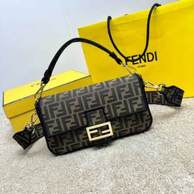 Культовая сумка Fendi Baguette среднег