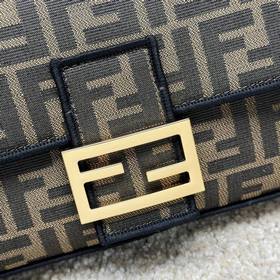 Культовая сумка Fendi Baguette среднег