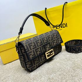 Культовая сумка Fendi Baguette среднег