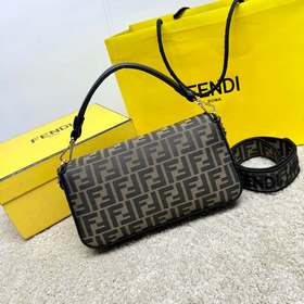 Культовая сумка Fendi Baguette среднег