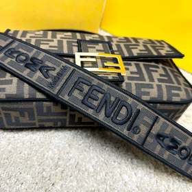 Культовая сумка Fendi Baguette среднег