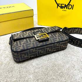 Культовая сумка Fendi Baguette среднег