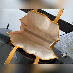 Сумка VILLETTE отличается просторным с