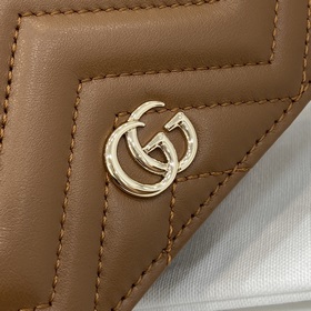 Этот мини-кошелек GG Marmont изготовле