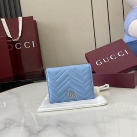 Аксессуары с мотивом двойной буквы G,