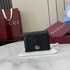 Аксессуары с мотивом двойной буквы G,