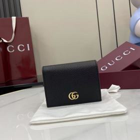 Мини-кошелек GG Marmont отличается кон