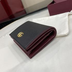 Мини-кошелек GG Marmont отличается кон