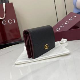 Мини-кошелек GG Marmont отличается кон