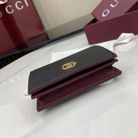 Мини-кошелек GG Marmont отличается кон