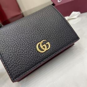 Мини-кошелек GG Marmont отличается кон