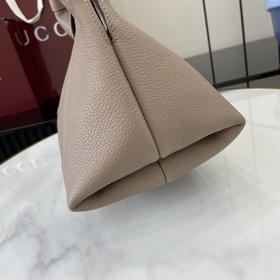 Новая сумка через плечо Gucci Softbit
