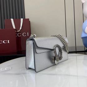 Эта сумка среднего размера отличается 