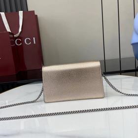 Эта компактная сумочка отличается четк