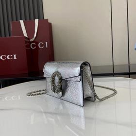 Эта компактная сумочка отличается четк