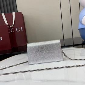 Эта компактная сумочка отличается четк