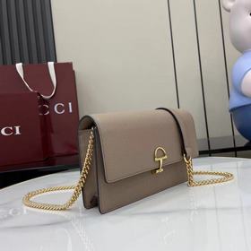 В этой сумке через плечо Gucci Softbit