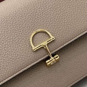 В этой сумке через плечо Gucci Softbit