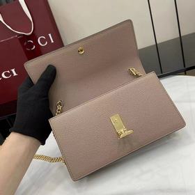 В этой сумке через плечо Gucci Softbit