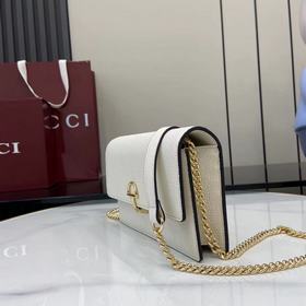 Эта сумка через плечо Gucci Softbit ма