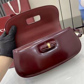 Эта компактная сумочка представляет со