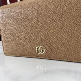 Этот кошелек GG Marmont с цепочкой изг