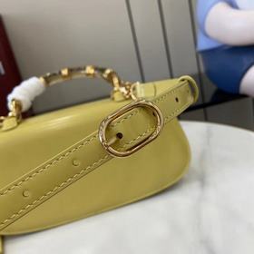 Эта компактная сумочка представляет со