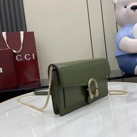 Этот кошелек с цепочкой изготовлен из 