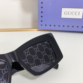 Солнцезащитные очки Gucci с квадратной