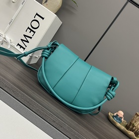 LOEWE Новая сумка Paseo из блестящей к