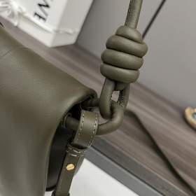 LOEWE Новая сумка Paseo из блестящей к