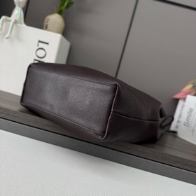 LOEWE Pebble Hobo из мягкой зернистой