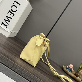 LOEWE Новинка： новейшая мини-сумочка P