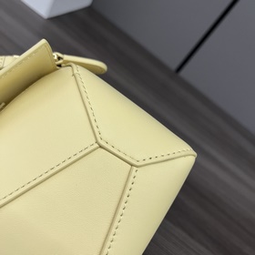 LOEWE Новинка： новейшая мини-сумочка P