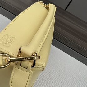 LOEWE Новинка： новейшая мини-сумочка P