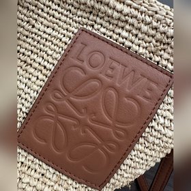 LOEWE Slit Pochette — это компактная с