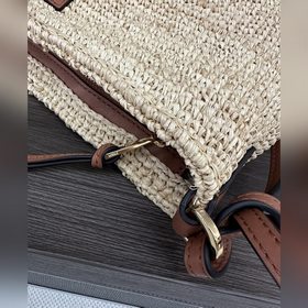 LOEWE Slit Pochette — это компактная с